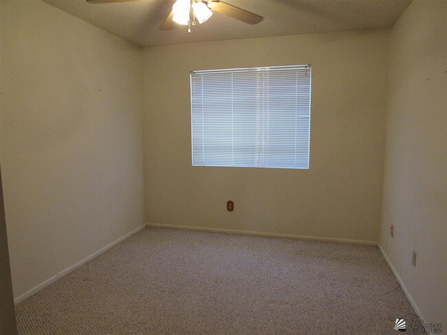 Building Photo - Central townhome with 3 bedrooms and 2 bat...