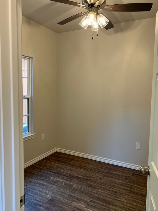 Building Photo - 127/129 Village North Circle