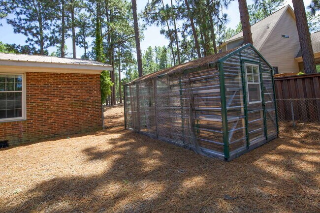 Building Photo - Retro Ranch only minutes from downtown Sou...