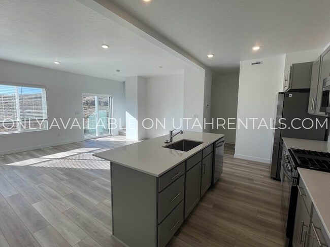 Building Photo - 1605 W Charmer Ln