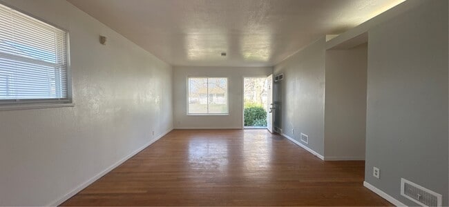 Building Photo - 10748 Spring Garden Dr