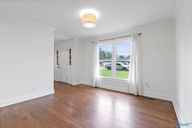Building Photo - 818 Esslinger Rd SE