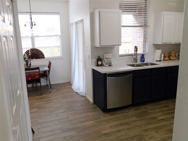 Building Photo - 2919 Desert Oasis Ln