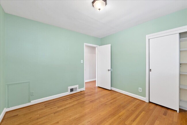 Building Photo - "Charming 4-Bed Retreat with Granite Kitch...