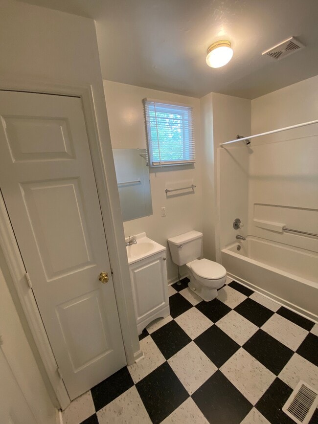 Building Photo - 1300 Green St