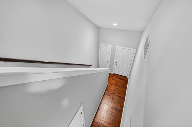 Building Photo - 2304 SW Juniper Ave