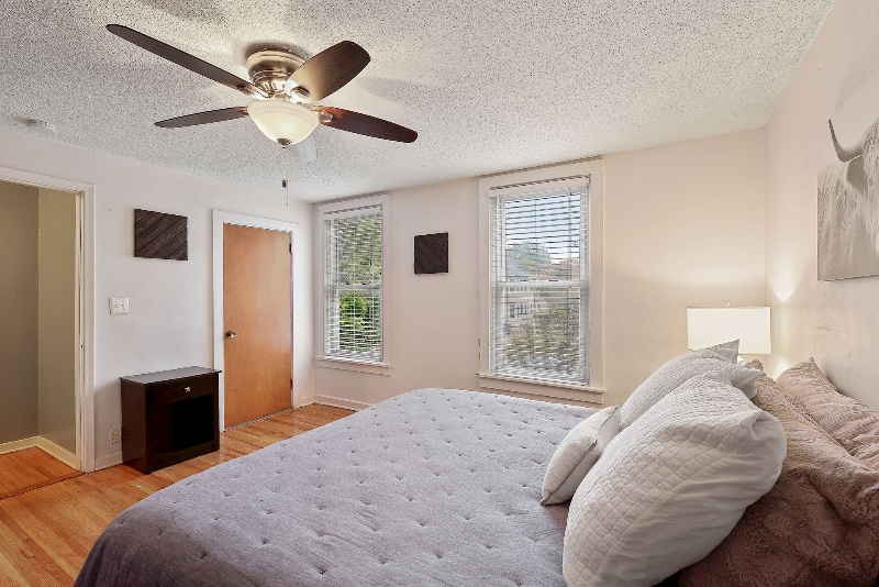 Building Photo - 422 NE 2nd St