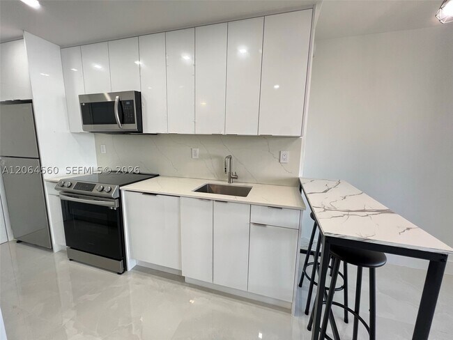 Building Photo - 2899 Collins Ave