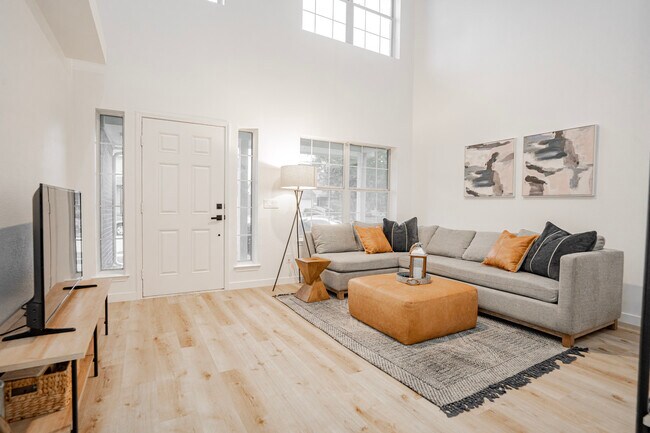 Building Photo - 323 Celia Cir