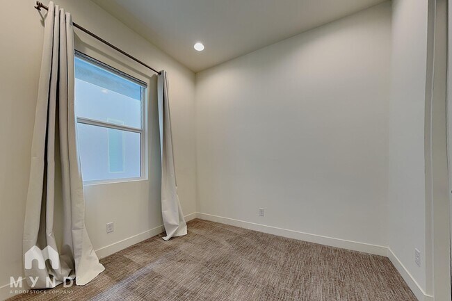Building Photo - 6807 E Orion Dr
