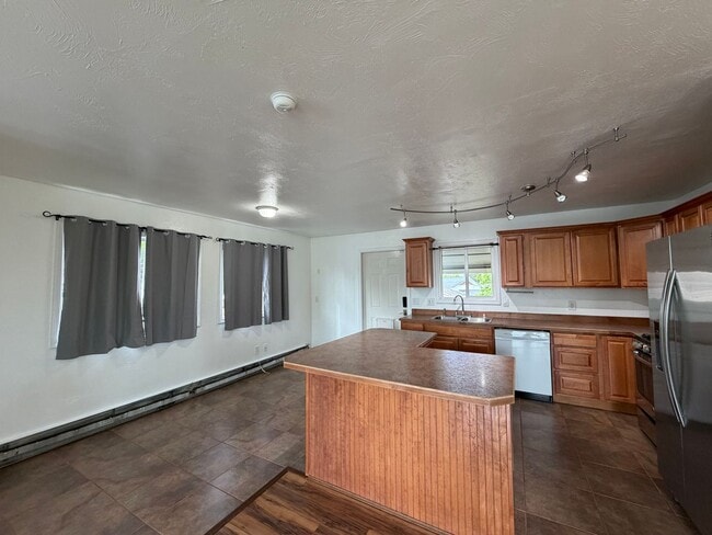 Building Photo - Beautifully remodeled Home in NE Anchorage