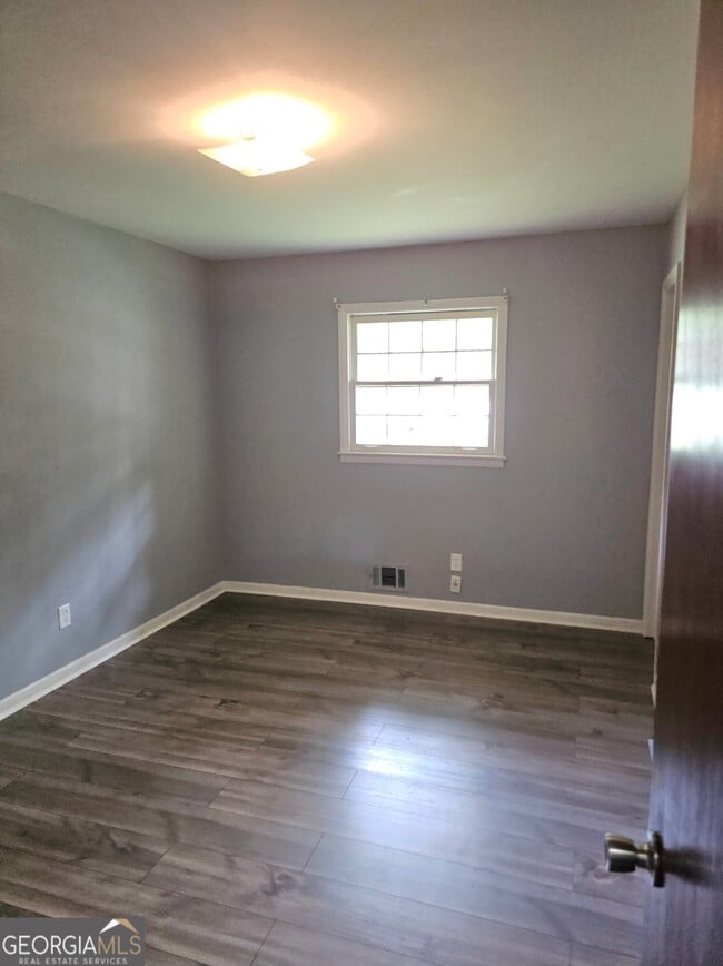 Building Photo - 5690 Deerfield Ct
