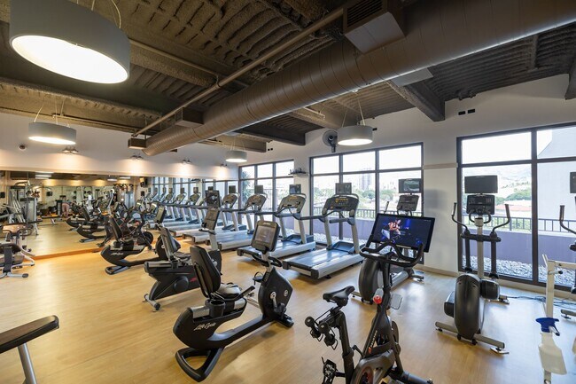 Building Photo - Great Location in the Heart of Honolulu ~ ...
