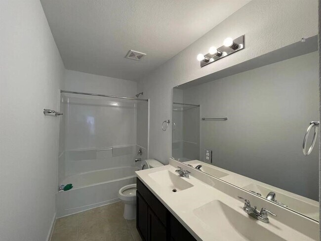 Building Photo - 815 Summer Vlg Wy
