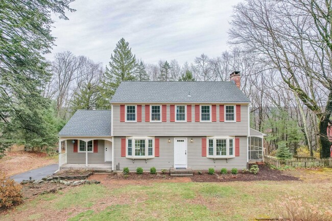 Building Photo - Bright and Beautiful 4 Bedroom Colonial