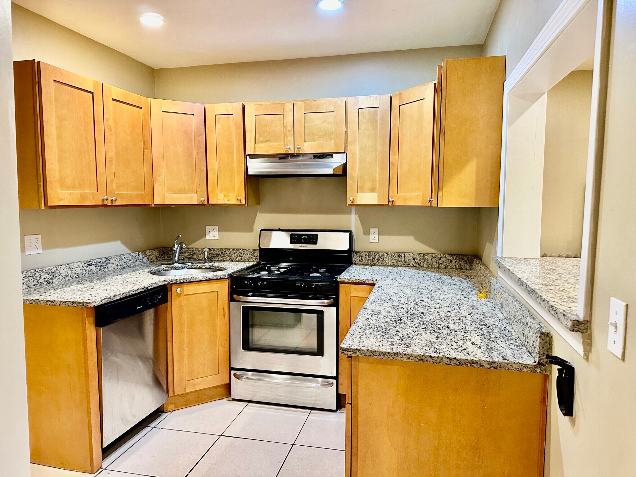 Building Photo - 68 Egmont St