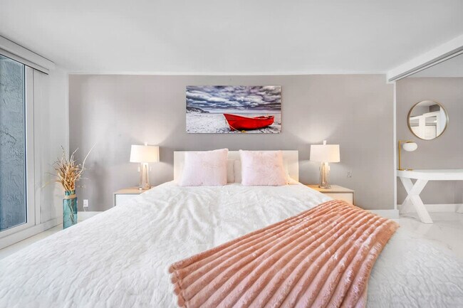 Building Photo - 1717 N Bayshore Dr