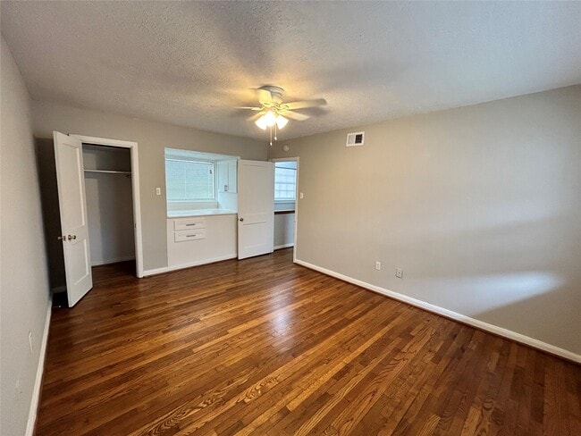 Building Photo - 1820 Binz St