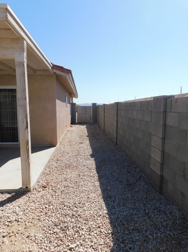 Building Photo - 3 BEDROOM HOME IN OCOTILLO!