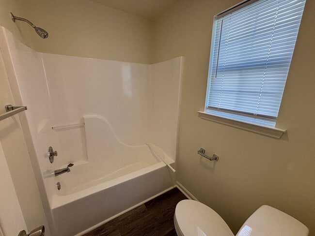 Building Photo - Charming, centrally located, 3 Bed 2 Bath ...