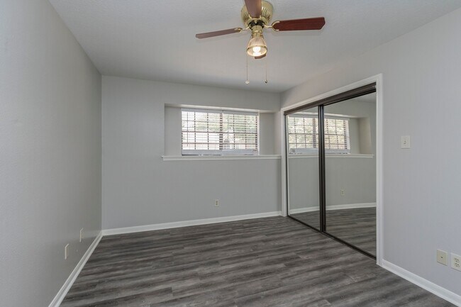 Building Photo - Huge breathtaking home!! Gated comunity with private lakes!