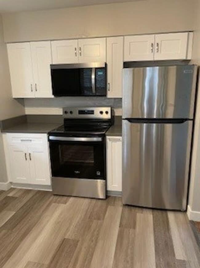 Building Photo - Gorgeous hardwood floors! 3-Bed Home!