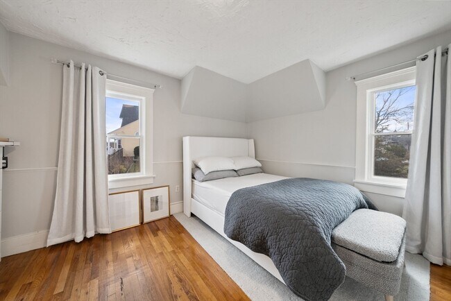 Building Photo - 71 King St