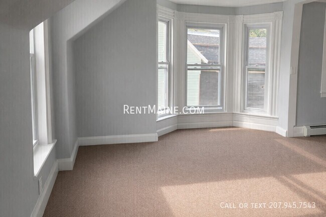 Building Photo - 496 Main St