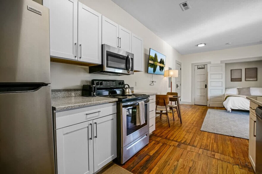 Building Photo - 1848 E 89th St