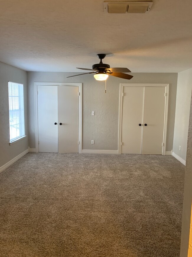 Building Photo - 3/2/2 Fence yard Great location LISD
