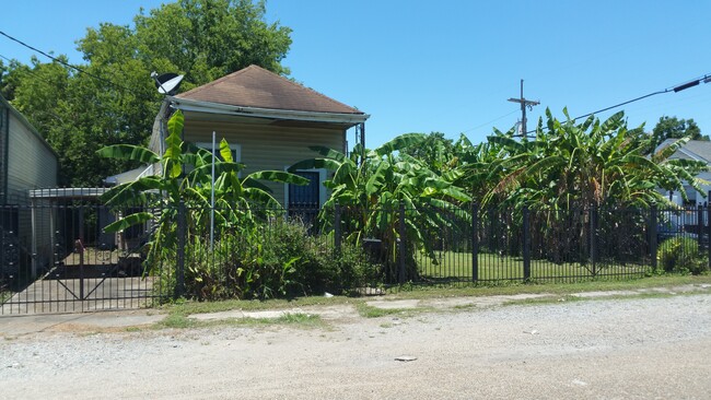 Building Photo - 1636 Monroe St