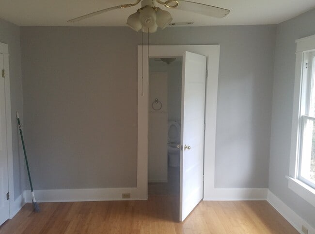 Building Photo - 1 Bedroom home close to downtown Fayetteville