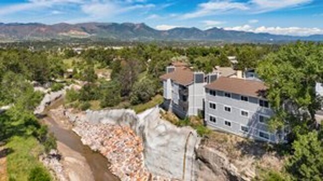 Building Photo - Creekside Views in this Stunning 2 Bedroom!