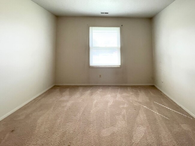 Building Photo - Spacious 2 Bedroom!