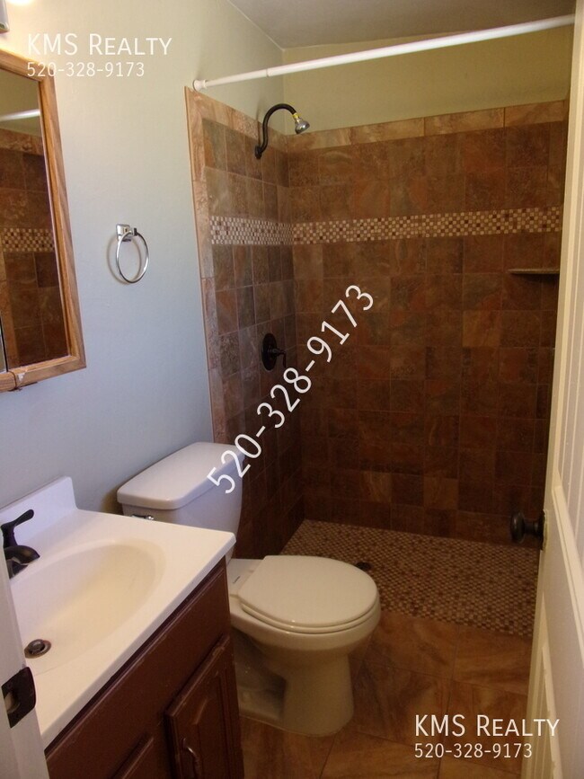 Building Photo - 5625 S Irving Dr