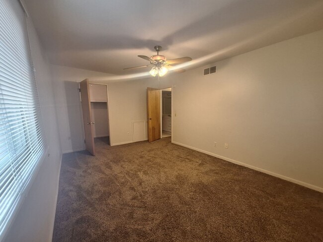 Building Photo - St Clair Shores 2 bedroom condo