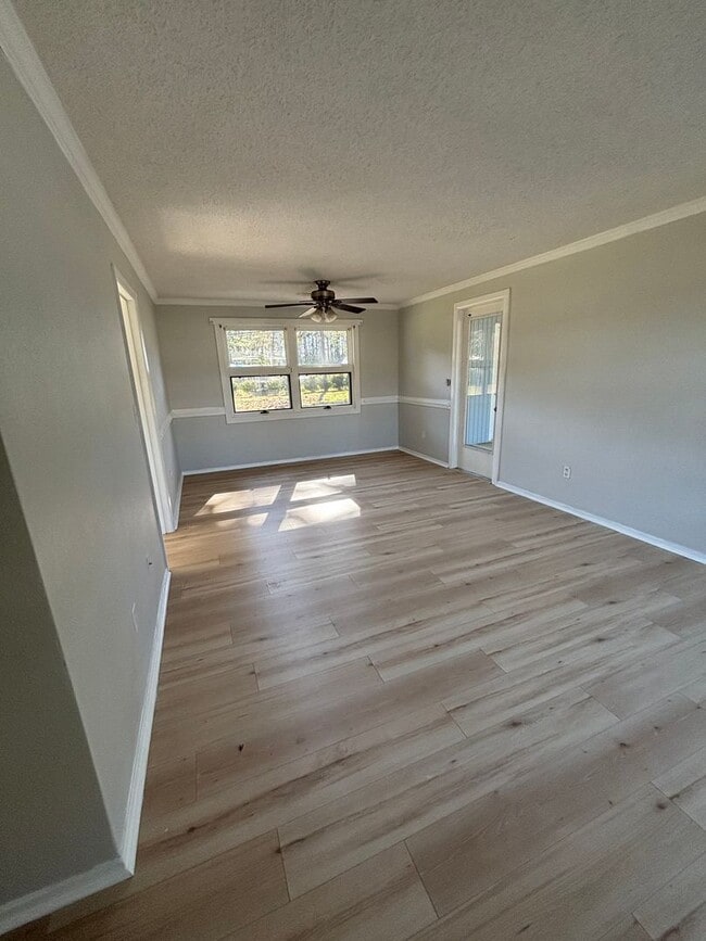 Building Photo - Freshly Updated 3 Bedroom Home