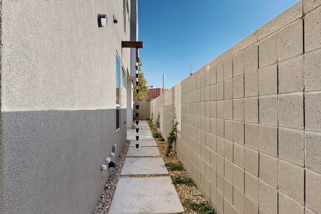 Building Photo - 705 Alcalde Pl SW