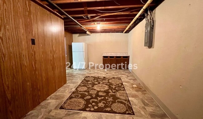 Building Photo - Spacious 4BD I 2BA Home w/ Separate Living...
