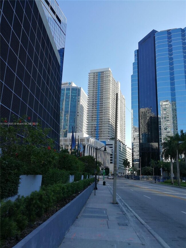 Building Photo - 1200 Brickell Bay Dr