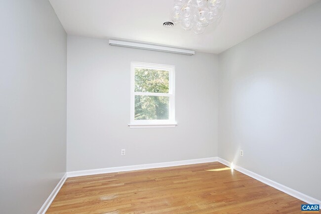 Building Photo - 211 Greentree Park