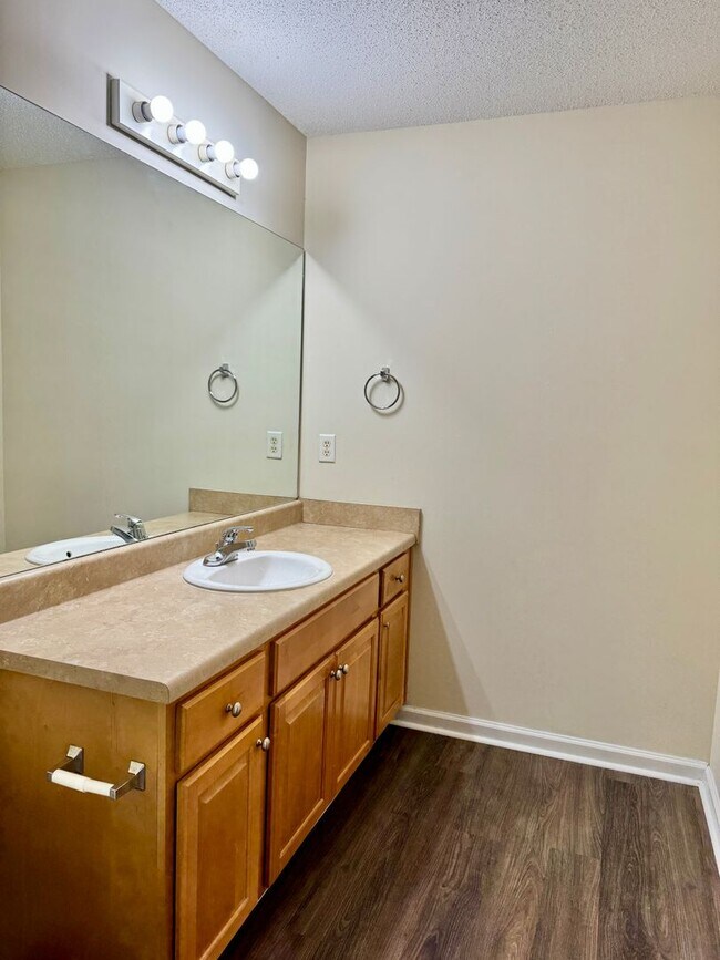 Building Photo - Tuscaloosa, AL Home For Rent. Available to View Now!