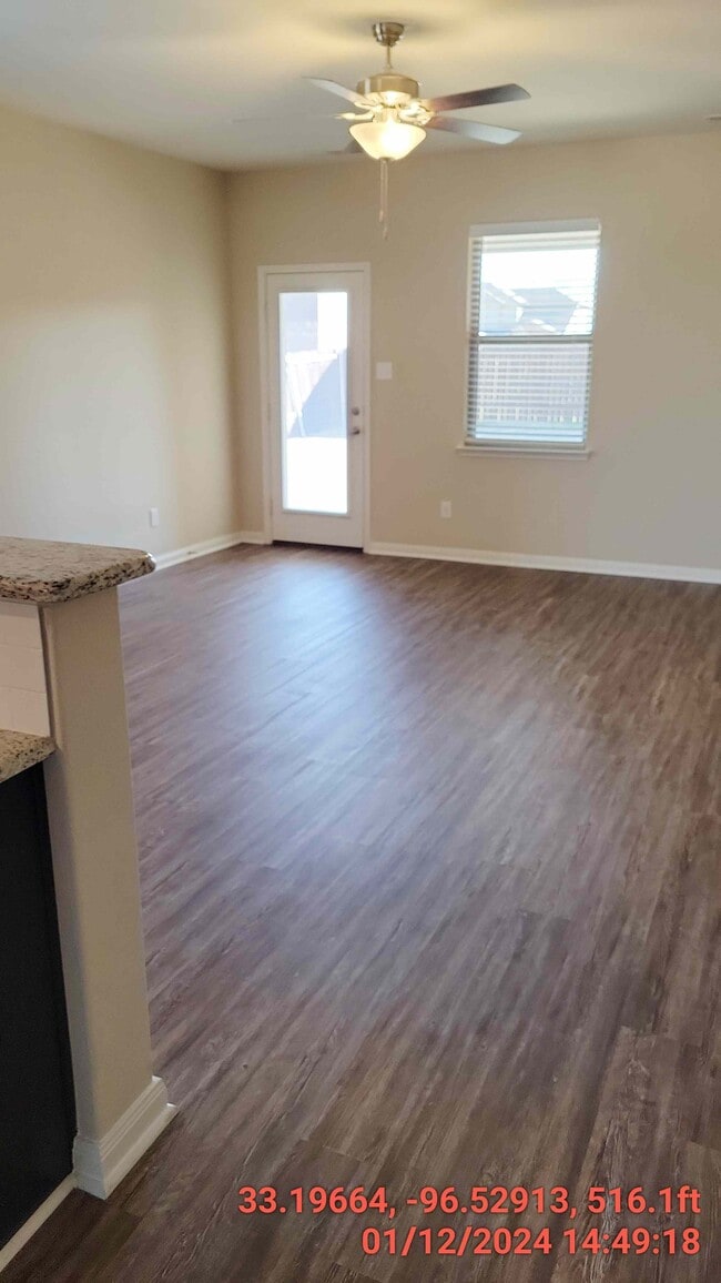 Family room: low maintenance laminatr - 1513 Chinook St