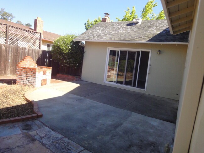 Building Photo - 3 Le Claire Ct