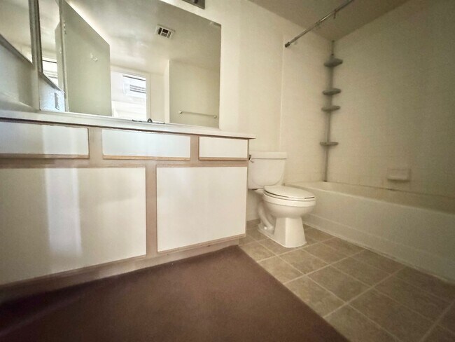 Building Photo - Lovely 2 Bedroom/2 Bath Condo in gated community