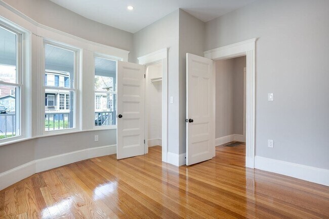 Building Photo - 55 Lyndhurst St