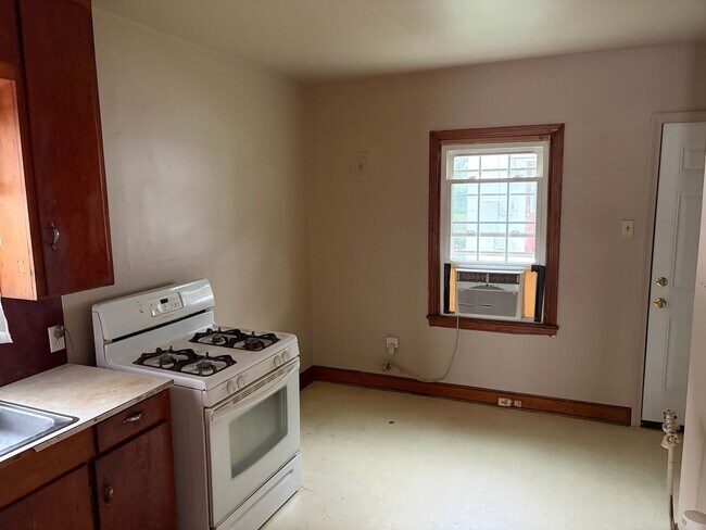 Building Photo - 2 Bedroom and 1 Bathroom House
