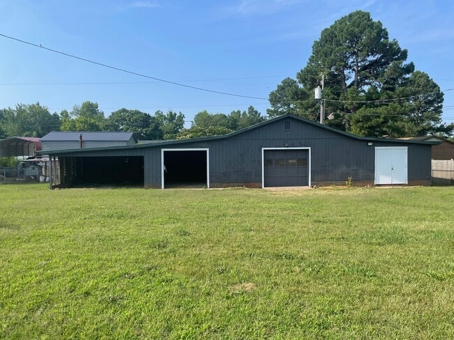Building Photo - Welcome to this charming 3-bedroom, 2-bath...