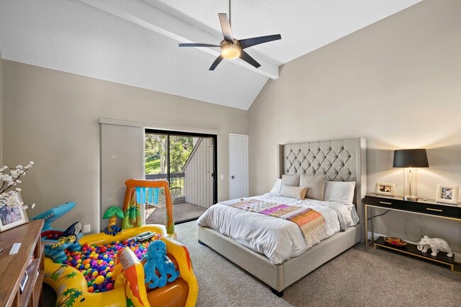 Building Photo - Charming Townhome in Turtle Rock