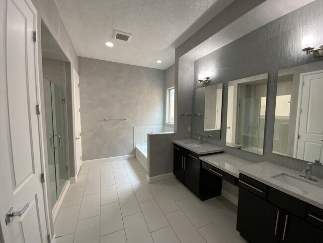Building Photo - 3 Bedroom & An Office Luxury Home Availabl...
